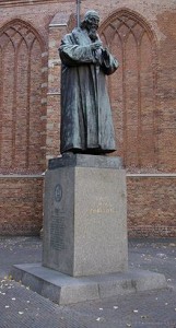 220px-naarden_comenius_standbeeld_001