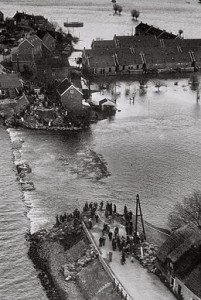 260px-watersnoodramp_1953_dijkdoorbraak_den_bommel