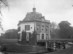 240px-overzicht_met_toegangsbrug_en_gracht_-_lage-vuursche_-_20128600_-_rce